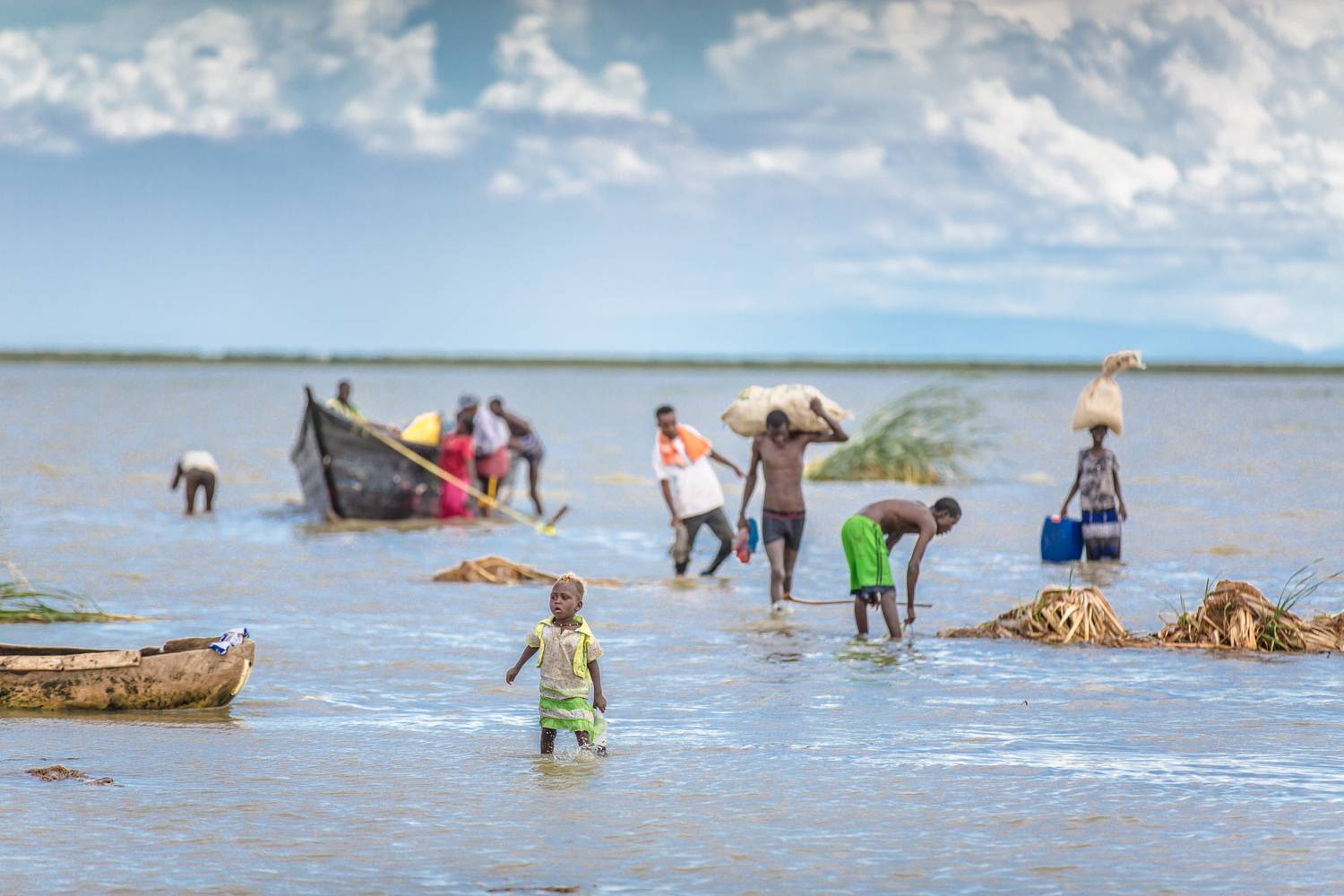Menschen am Turkana See in Kenia, Afrika. van Miro May