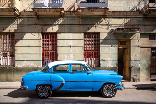 Oldtimer in light and shadow, Havana, Cuba. Havanna, Kuba van Miro May