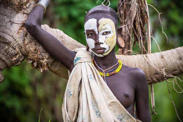Porträt Frau am Baum Suri / Surma Stamm in Omo Valley, Äthiopien, Afrika van Miro May