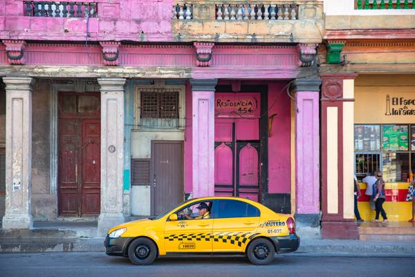 Taxi in Havana, Cuba. Street in Havanna, Kuba. van Miro May