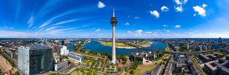 Düsseldorf Panorama mit Rheinturm, Stadttor und Rhein