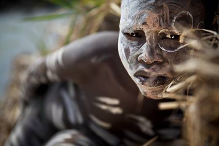 Porträt Junge am Fluss, Suri / Surma Stamm, Omo Valley, Äthiopien, Afrika