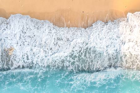 Wellen am Strand, Sand und Türkises Wasser, Entspannung, Urlaub und Freiheit