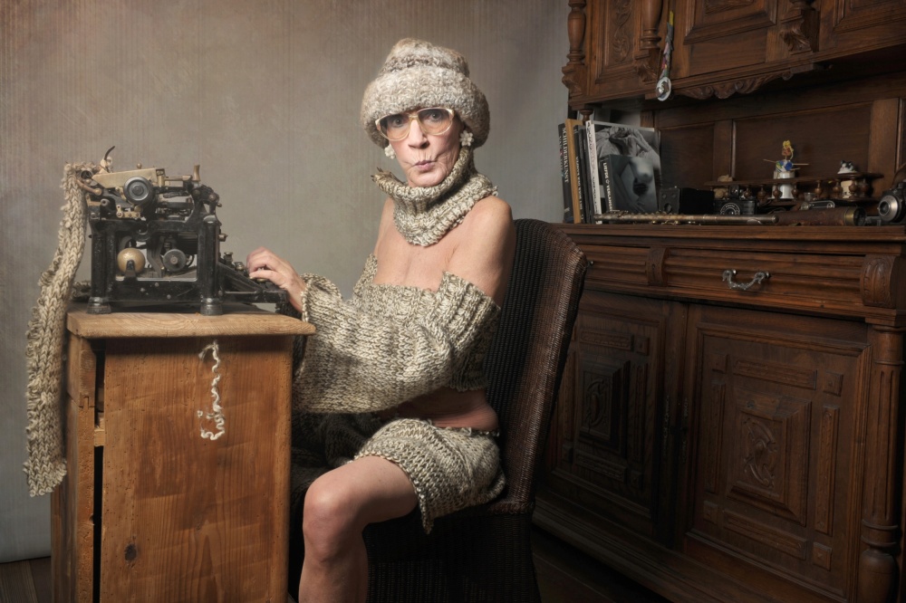Knitting lady van Monika Vanhercke