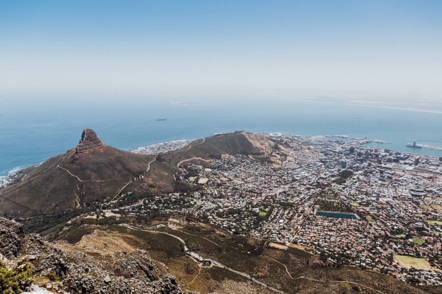 Blick vom Tafelberg auf Kapstadt, Lions Head, Signal Hill van Laura Nenz