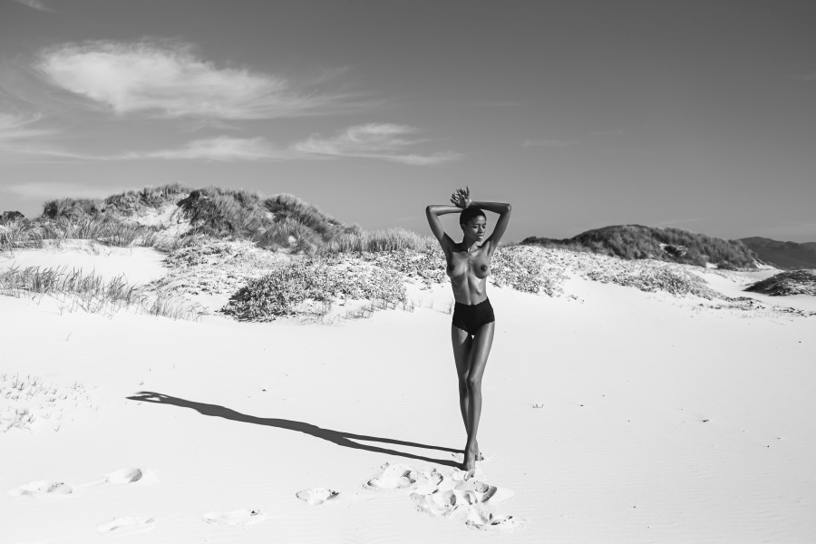 Frau am Strand von Noordhoek, bei Kapstadt van Laura Nenz