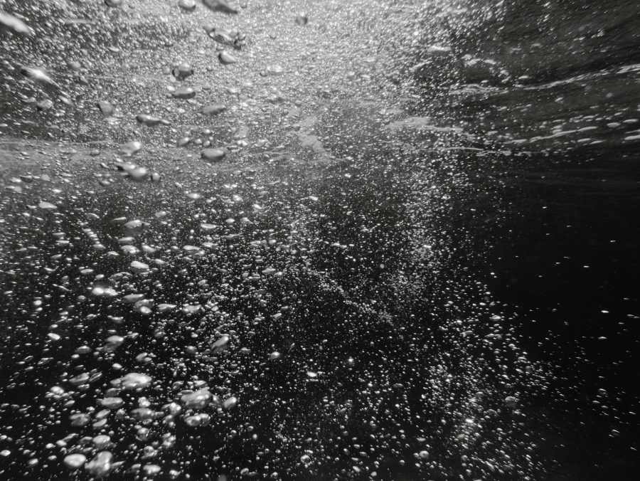 Unterwasserblasen im Mittelmeer, Sardinien van Laura Nenz