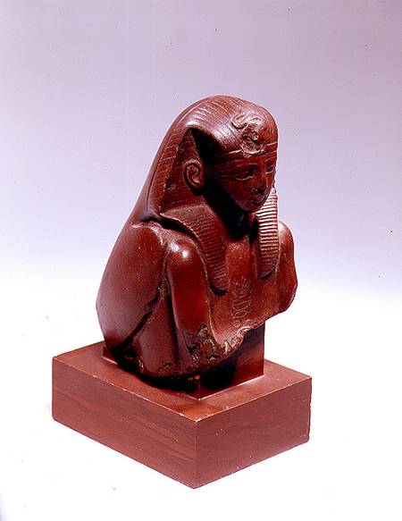 Statue of a Pharaoh in the guise of a falcon, possibly Tuthmosis III of Amenophis II van New Kingdom Egyptian