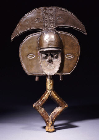 A Fine Kota Reliquary Figure, Mbulu Ngulu van 