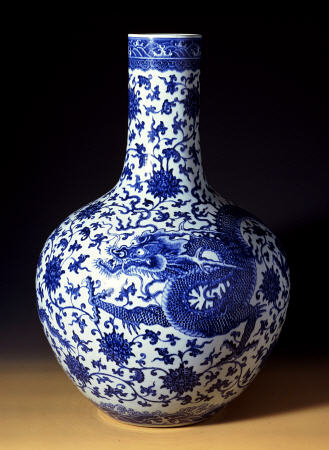 A Magnificent Blue And White Massive ''Dragon'' Bottle Vase van 