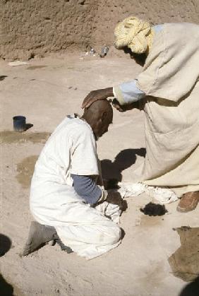 A barber shaving a head, Taghit (photo) 