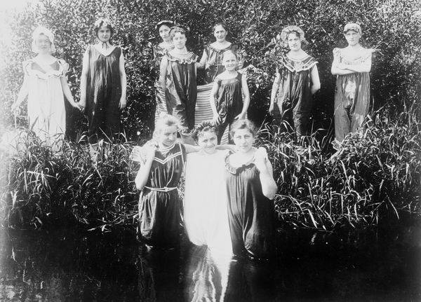 Bademoden/Gruppenbild junger Frauen 1900 van 