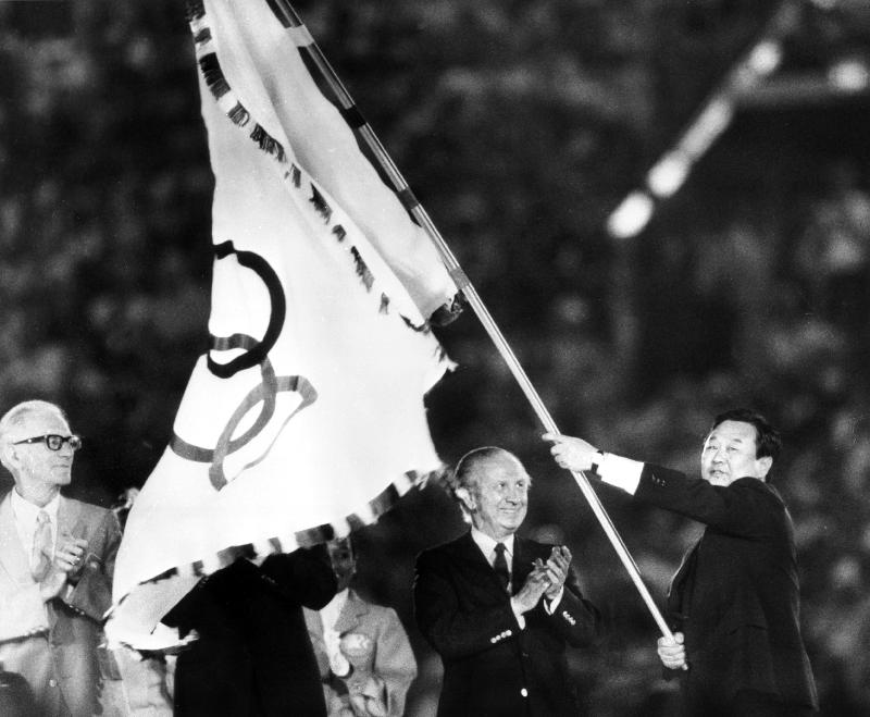 Closing ceremony of Olympic Games in Los Angeles: Mayor of Seoul, Bo Hyun Yum, with olympic flag, an van 