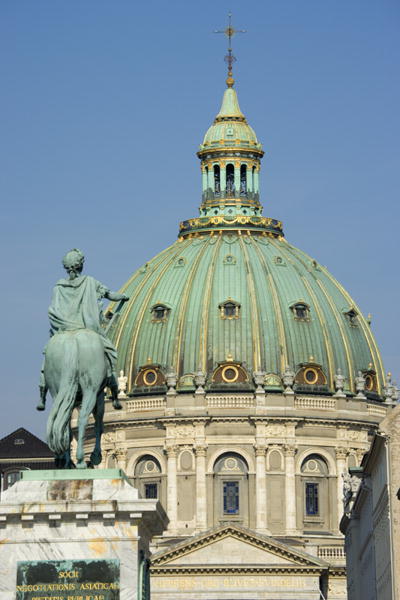 Equestrian statue of Frederick V (1723-66) with the dome of the Marmorkirken-Frederikskirken (photo) van 