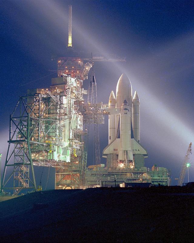exposition nocturne de la navette spatiale Columbia pour sa 1ere mission STS-1 van 