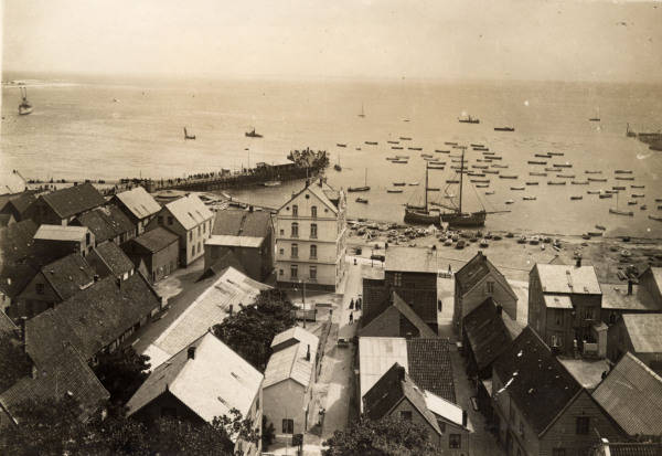 Helgoland,Blick vom Ober zum Unterland van 