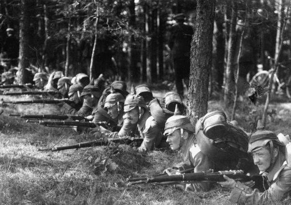 Infanteristen bei Uebungsgefecht im Wald van 