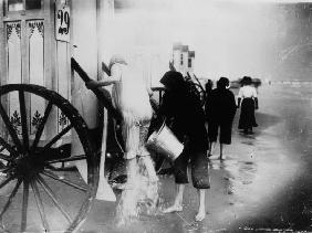 Kalter Guss am Strand Norderney um 1910