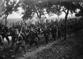 Marschierende Infanterie auf Landstrasse