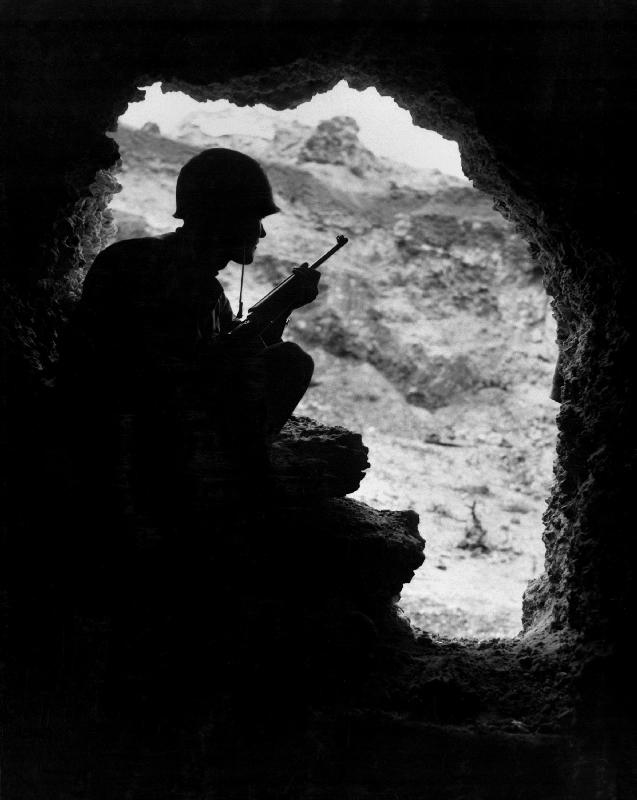 Pacific Front during Okinawa battle: US Marines sights on a Japanese Sniper van 