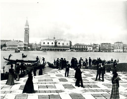 Panorama from the Molo of the Island of San Giorgio (b/w photo) 1880-1920 van 