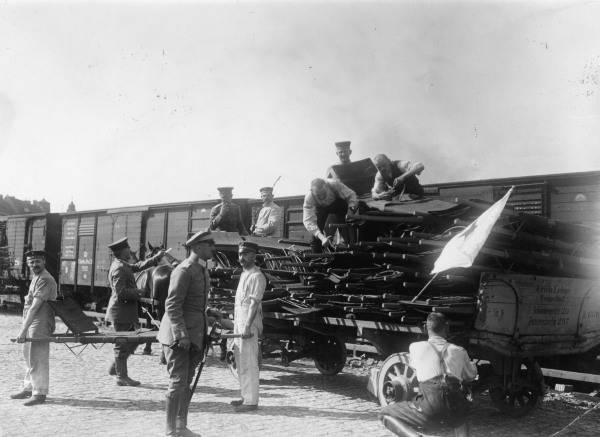 Soldaten verladen Tragbahren,Berlin 1914 van 