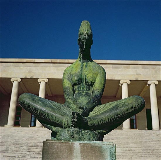 Statue in front of the Anthropological Museum, Split van 