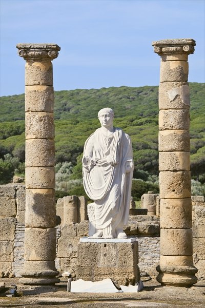 Statue of Emperor Trajan in the Basilica beside the Forum (photo)  van 