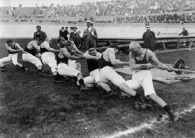 Sportmannschaft beim Tauziehen / Foto