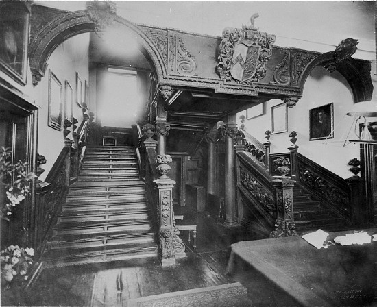 The staircase of Eyrecourt Castle, Co. Galway, Ireland van 