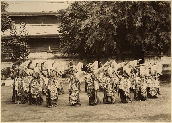 Veiled dancers at Mandalay, Burma, late 19th century (albumen print) (b/w photo)  van 