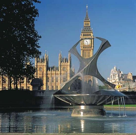 View of Big Ben and the Houses of Parliament from St Thomas Hospital Garden van 