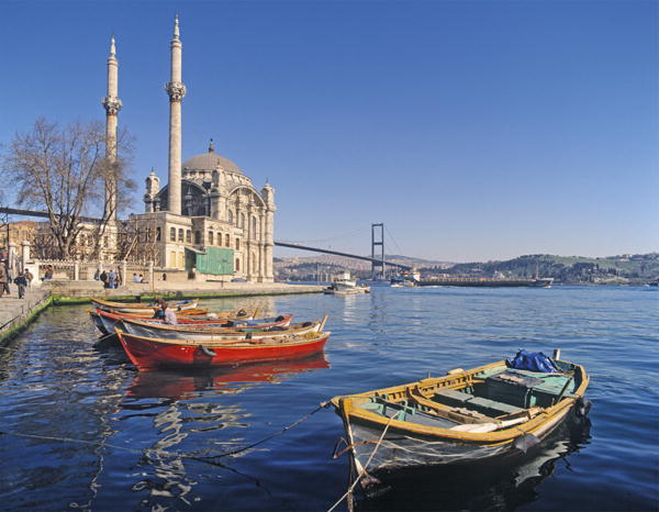 View of the Mosque of Abdulmecid at Ortakoy with the Bosphorous Bridge in the background (photo)  van 