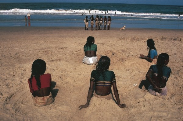 Villagers from hinterland crowd beaches of Goa (photo)  van 