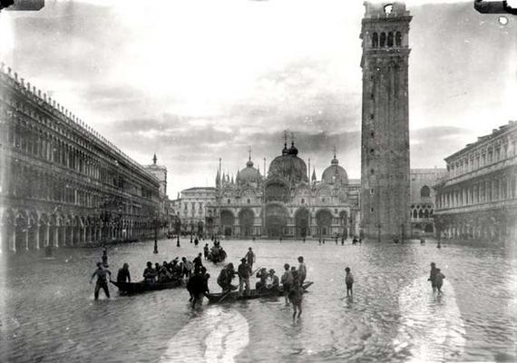 View of Flooded Piazza S. Marco (b/w photo) 1880-1920 van 