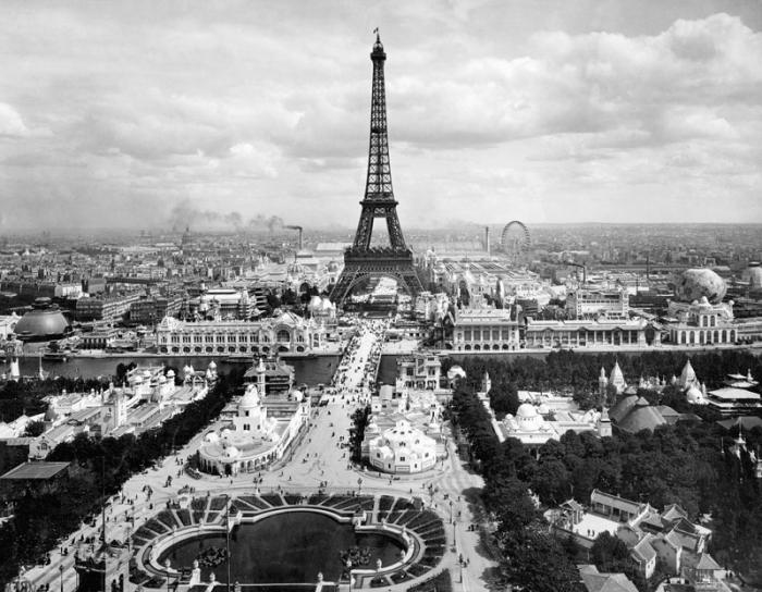World fair in Paris in 1900 : Champs de Mars with Eiffel Tower van 