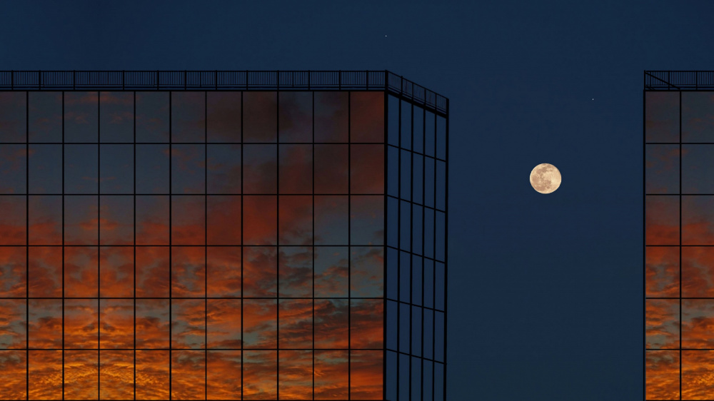 Moonset at sunrise van Olexandr Shpyek
