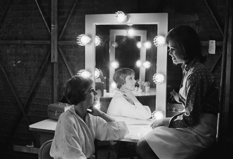 Julie Andrews and Mary Tyler Moore on the set of Thoroughly Modern Millie van Orlando Suero