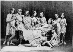 Isadora Duncan (1877-1927) and her pupils from the Grunewald School, 1908 (b/w photo) 