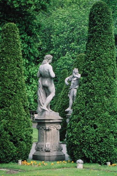 Statues and topiary in the garden (photo) van Polish School