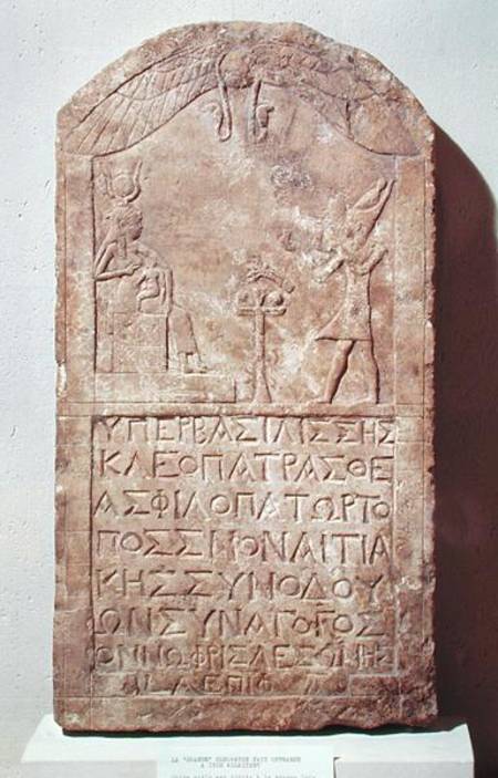 Stele dedicated to Isis depicting Cleopatra VII (69-30 BC) making an offering to Isis breastfeeding van Ptolemaic Period Egyptian