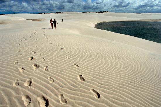 Touristen erkunden Wüstenlandschaft in Brasilien van Ralf Hirschberger