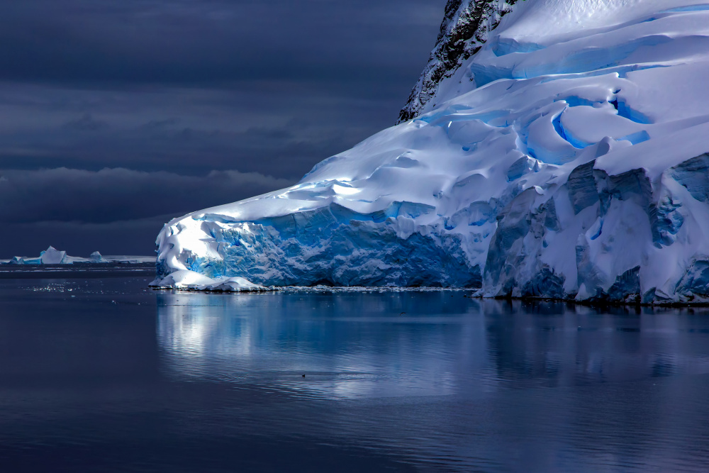The Silent Blue Icebergs in Antarctica van Raymond Ren Rong Liu
