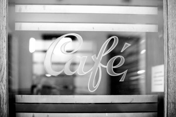 Fenster mit Aufschrift Cafe in einem Wiener Kaffeehaus. van Robert Kalb