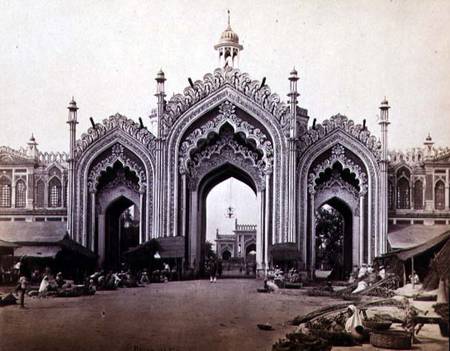 Gateway of the Hoospinbad Bazaar van Samuel Bourne