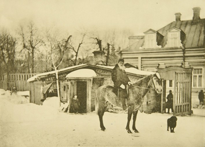 Leo Tolstoy on horseback in Moscow van Sophia Andreevna Tolstaya
