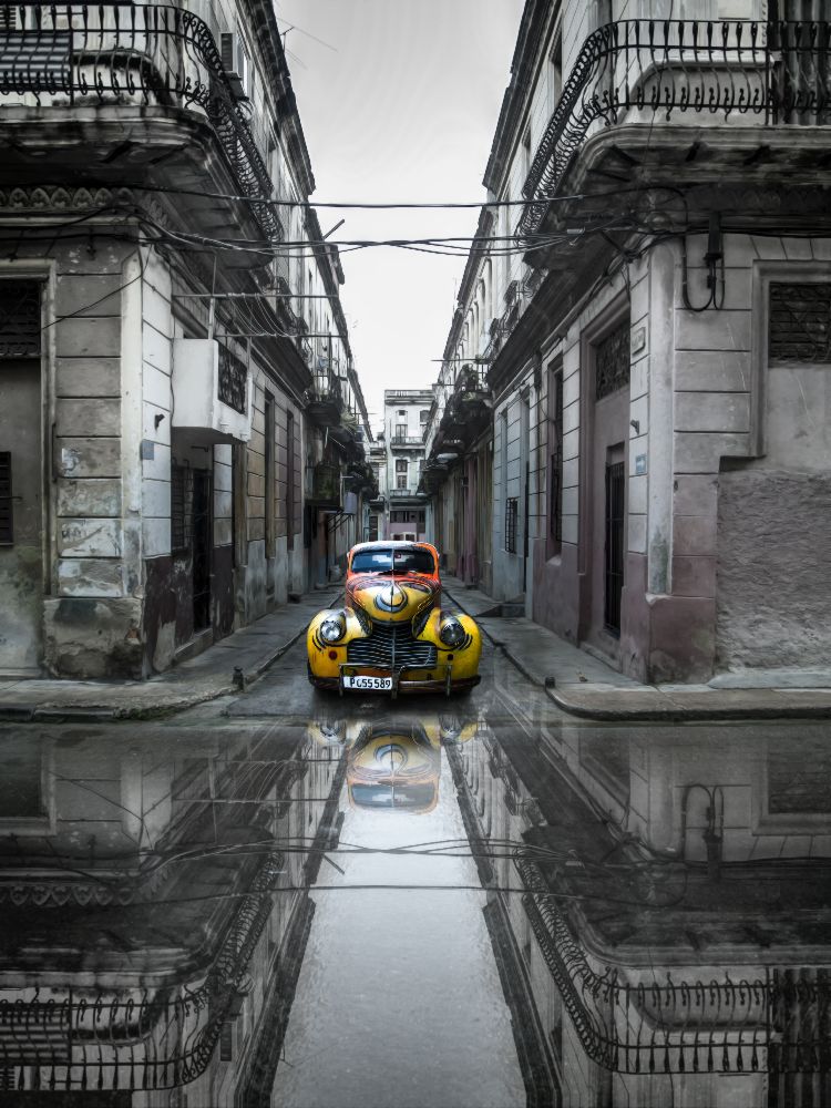 Classic old car in Havana, Cuba van Svetlin Yosifov