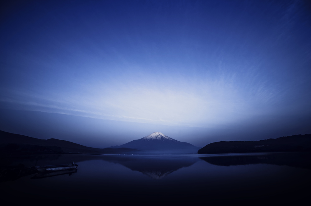 Early morning blue symbol van Takashi Suzuki