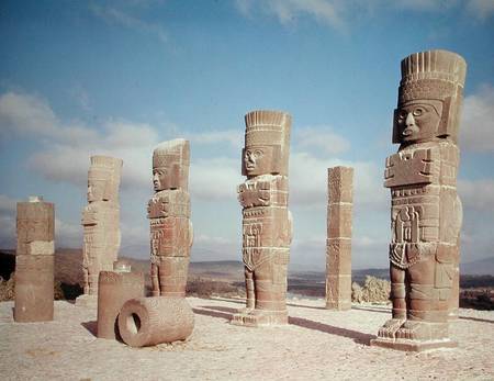 The atlantean columns on top of Pyramid B, Pre-Columbian van Toltec