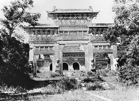 Tomb of the Emperor Qing Taizong and the sacred path at Moukden, China van Valerian Gribayedoff